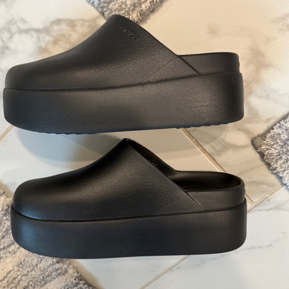 CROCS Women's Black Platform Clogs - Picture 4 of 4